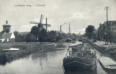 4263 Gezicht op de Leidsche Rijn te Utrecht met links op de achtergrond de watertoren aan de Riouwstraat en de ...